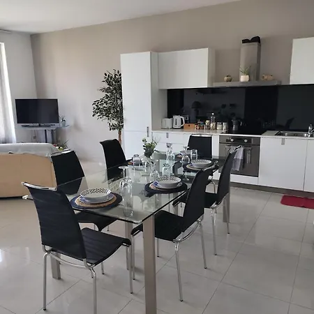 Stunning Seafront With Marina And Valletta Views In Malta Appartement